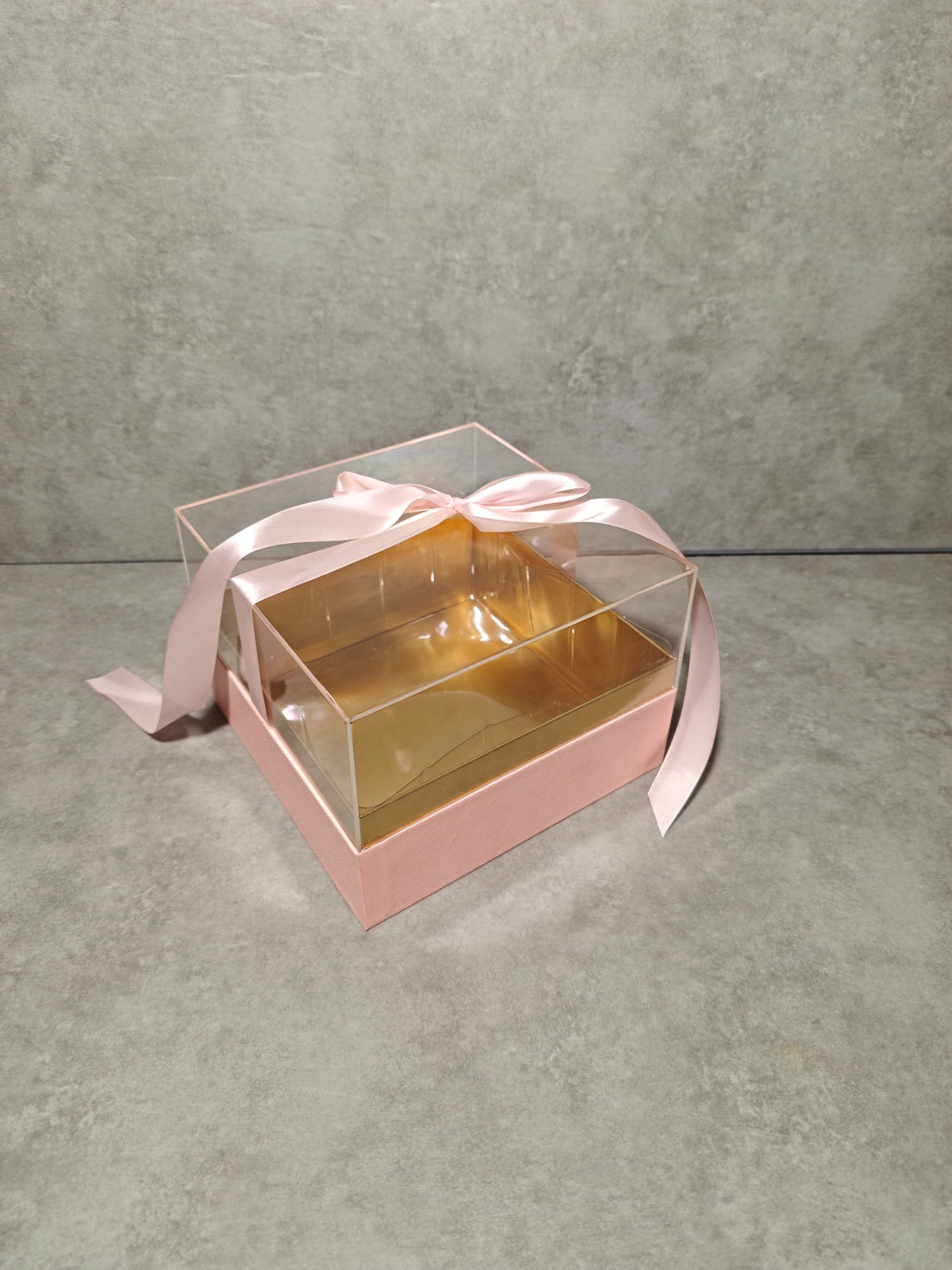 Ziedu un dāvanu kaste ar caurspīdīgu lodziņu – modelis 02